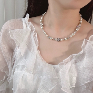 Women's Pearl Necklace or Chok